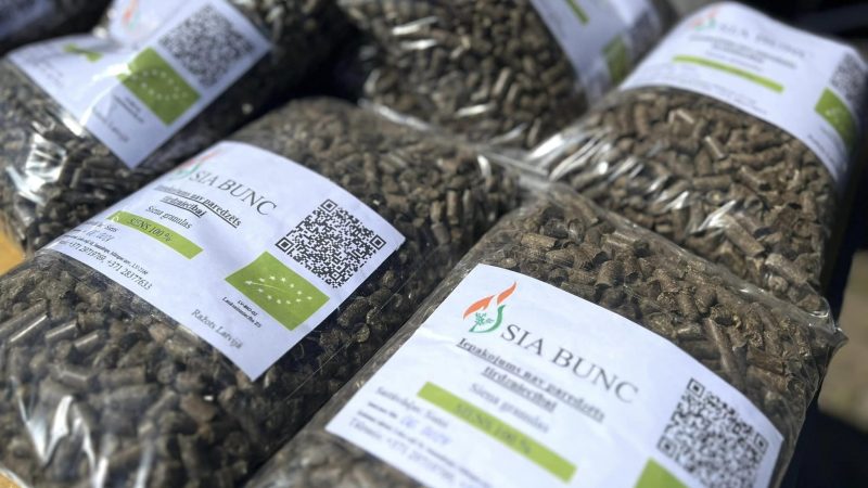 Vairāki BUNC bioloģisko siena granulu iepakojumi