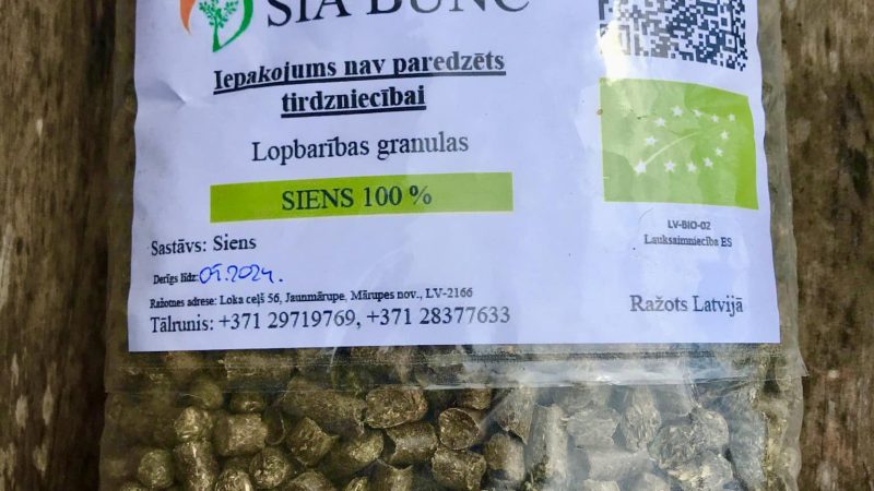 BUNC bioloģisko siena granulu iepakojums uz galda